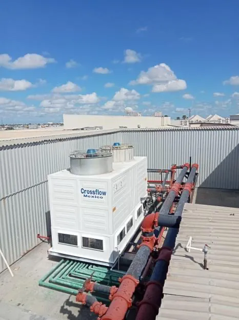 Torre de enfriamiento con tuberías industriales